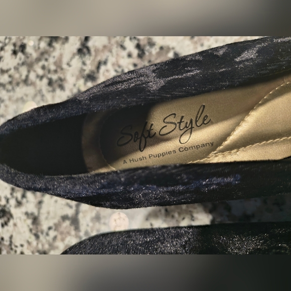 Hush Puppies Soft Style Sz 7.5 Black Velvet Short Heels - Picture 3 of 10